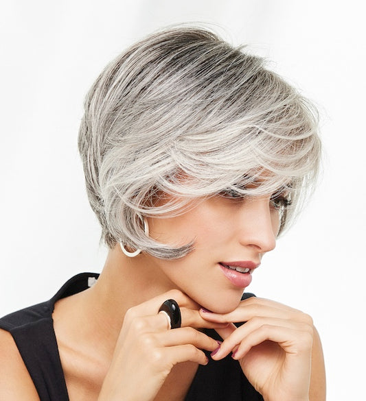 Perruque femme naturelle Duo Catwalk Mono Lace Gisela Mayer, composée de cheveux naturels Remy Hair et de fibres synthétiques résistantes à la chaleur. Perruque élégante, confortable et réaliste, idéale pour un look féminin et soigné au quotidien.