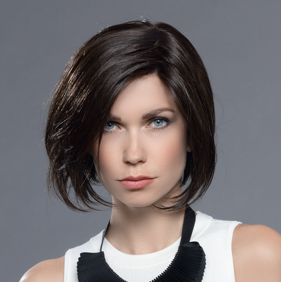 Perruque femme mi-longue, carré structuré avec nuque nette et raie sur le côté. Adaptée aux pelades et alopécie, style élégant et raffiné.