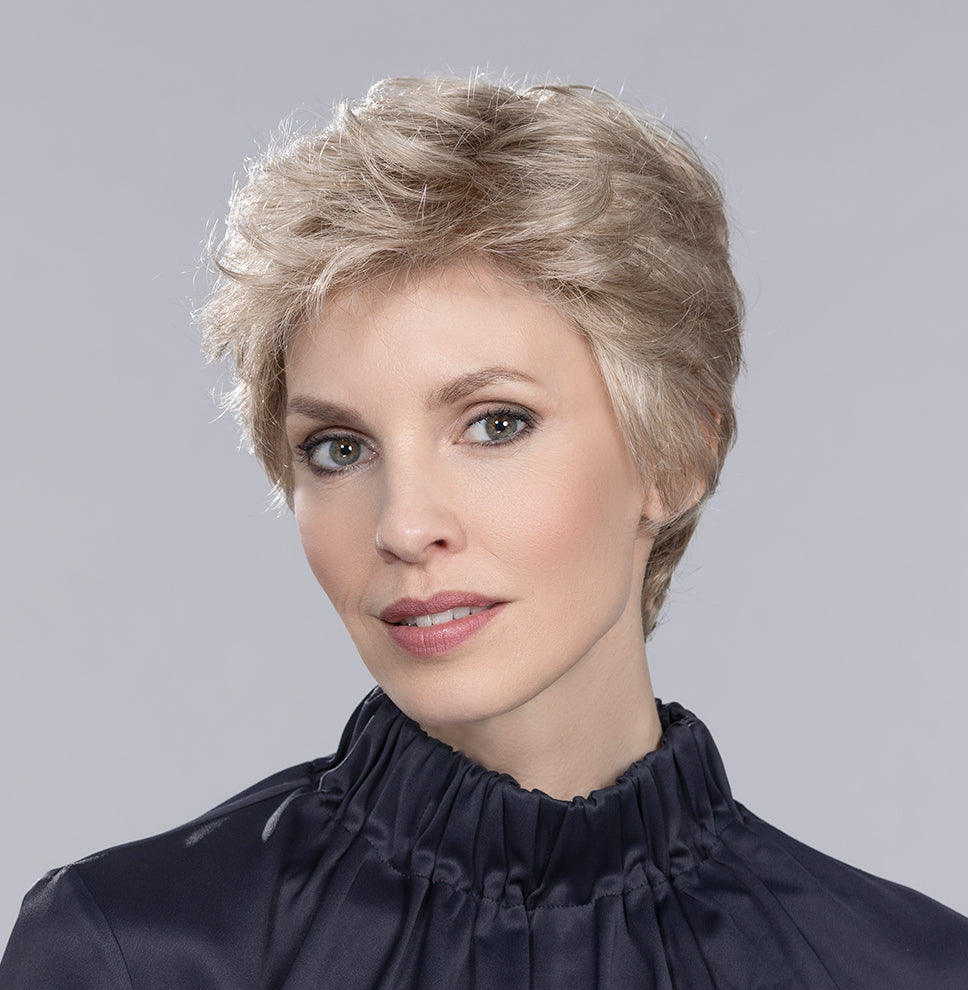 Perruque femme Alba Comfort, parfaite pour les femmes dynamiques et contemporaines. Sa coupe courte subtilement dégradée apporte élégance et style soigné, tout en étant idéale pour les femmes souffrant de pelade ou d’alopécie, garantissant confort et modernité au quotidien.