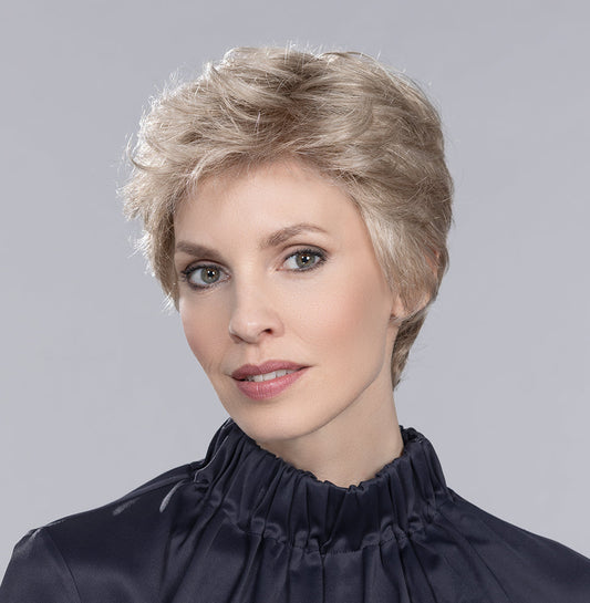 Perruque femme Alba Comfort, parfaite pour les femmes dynamiques et contemporaines. Sa coupe courte subtilement dégradée apporte élégance et style soigné, tout en étant idéale pour les femmes souffrant de pelade ou d’alopécie, garantissant confort et modernité au quotidien.