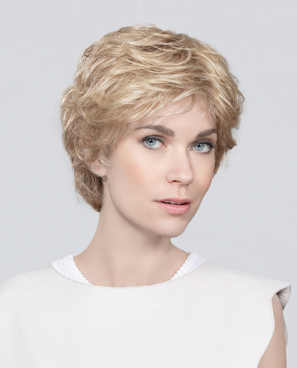 Perruque femme Alexis Deluxe de la collection Ellen Wille, élégante et chic, offrant du volume grâce à ses ondulations subtiles. Ce modèle smart et urbain est parfait pour les femmes souffrant de pelade ou d’alopécie, permettant de se sentir féminine et sophistiquée tout en conservant confort et style au quotidien.