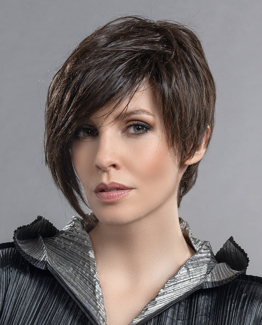Perruque femme Amaze, coupe courte asymétrique avec frange longue. Adaptée aux pelades et alopécie, naturelle et féminine.