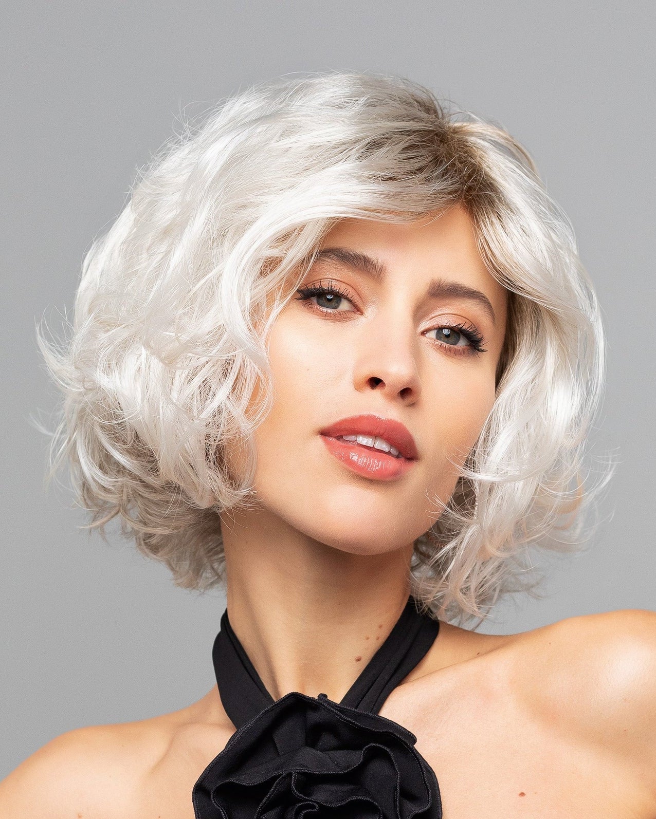 Perruque femme American Salon, longue et ondulée, élégante et naturelle, parfaite pour dissimuler la pelade avec style.