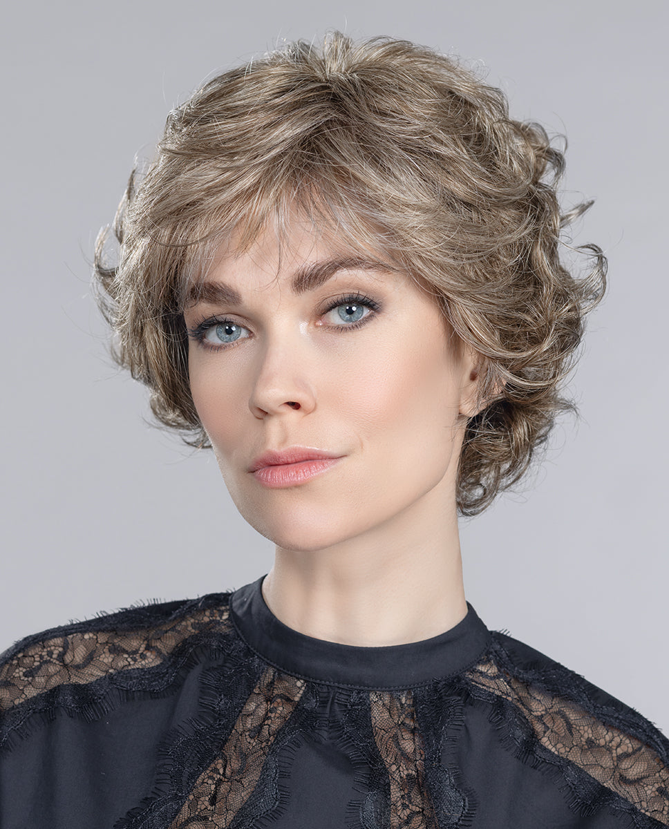 Perruque femme Aurora Comfort, avec sa coupe classique subtilement dégradée et ondulée, offrant élégance et style au quotidien. Idéale pour les femmes souffrant de pelade ou d’alopécie, cette perruque polyvalente s’associe facilement à toutes les tenues pour un look toujours impeccable.