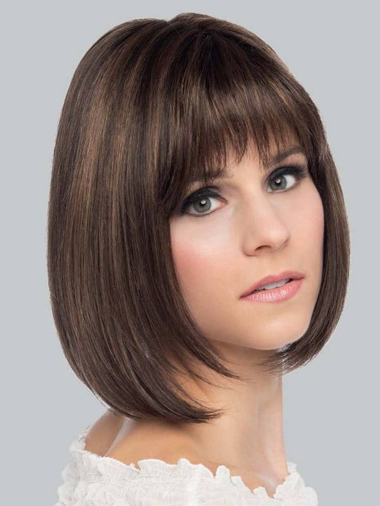 Perruque femme Ava, carré mi-long avec frange, élégante et naturelle, parfaite pour masquer la pelade avec style.