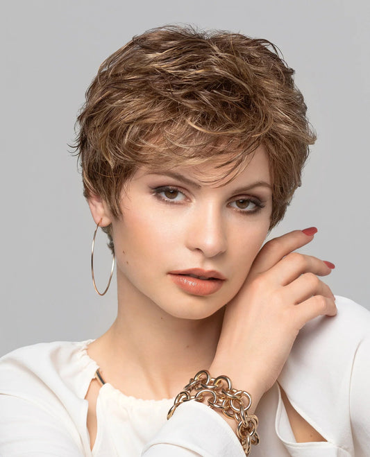 Perruque femme Bahama, courte et sportive, légère et naturelle, idéale pour dissimuler la pelade avec confort et style.