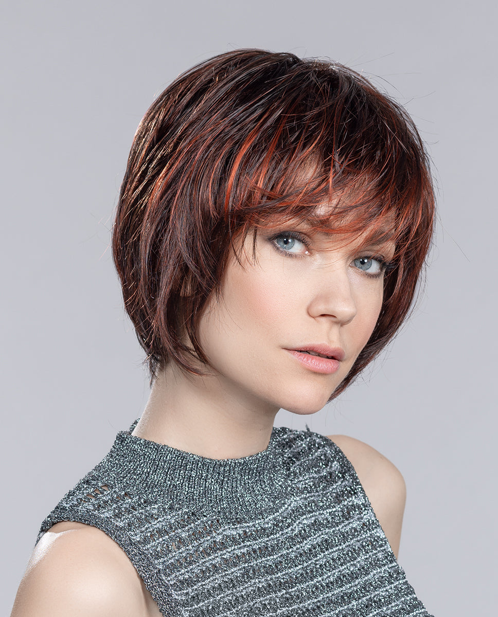 Perruque femme Beam de la collection Hair Power, coupe carré court effilé au niveau des maxillaires pour un style jeune et dynamique. Facile à coiffer, elle garantit un effet féminin instantané. Sa bordure frontale en tulle cinéma offre une transparence naturelle au niveau de la frange, idéale pour les femmes souffrant de pelade ou d’alopécie, pour un rendu discret et raffiné.