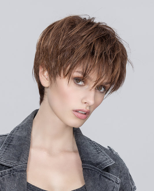 Perruque femme Beat d’Ellen Wille, coupe courte effilée alliant style et élégance. Idéale pour pelade et alopécie. Sa frange subtile effleure le front et les yeux, apportant mystère et féminité.