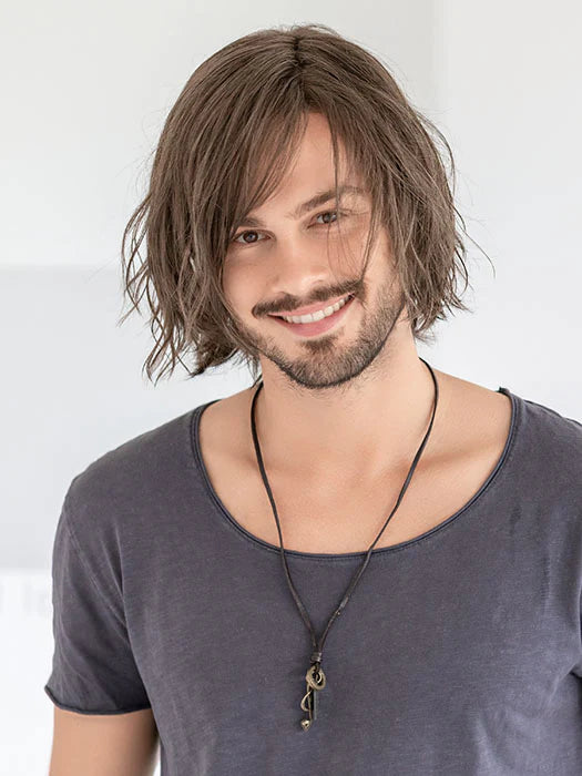 Perruque homme Brian d’Ellen Wille, avec longueurs généreuses et texture ondulée moderne. Convient aux hommes avec pelade ou alopécie. Front en dentelle pour une ligne invisible et styles variés. Raie en mono-filament pour effet naturel. Fibres synthétiques résistantes à la chaleur pour coiffures multiples.