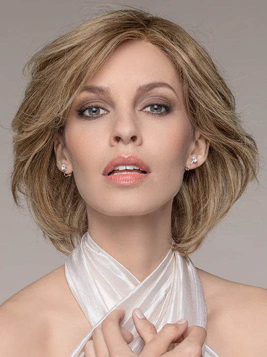 Perruque femme Brilliance Plus, 100 % cheveux naturels. Idéale pour pelade ou alopécie, frange ajustable et confort optimal.