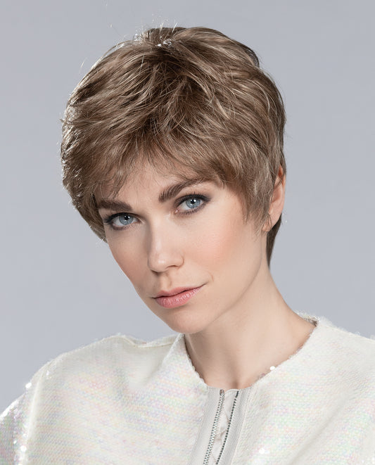 Perruque femme Carol de la marque Ellen Wille, avec sa coupe courte dégradée apportant jeunesse et féminité. Sa frange légèrement effilée offre un style à la fois doux et sportif, idéale pour les femmes souffrant de pelade ou d’alopécie, tout en garantissant confort et modernité au quotidien.
