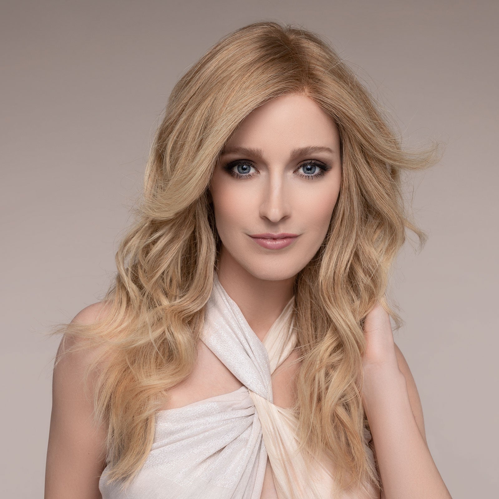 La perruque femme Cascade New offre longueur et ondulations pour un look élégant et féminin.
Idéale pour masquer pelade ou alopécie avec un style naturel et glamour.
Ses boucles faciles à coiffer peuvent être relevées ou attachées sans abîmer la forme.
Confortable et chic, ce modèle sublime votre féminité au quotidien.