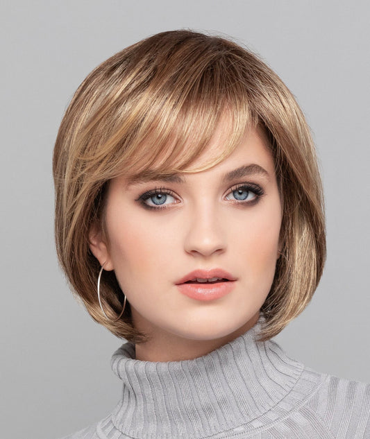 Perruque femme Catwalk A Light Mono Gisela Mayer, carré plongeant élégant, idéale pour dissimuler l’alopécie avec style naturel.