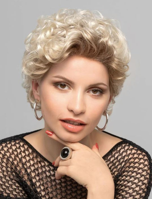 Perruque femme Celina Lace, courte et ondulée, élégante et féminine, idéale pour dissimuler la pelade avec naturel.