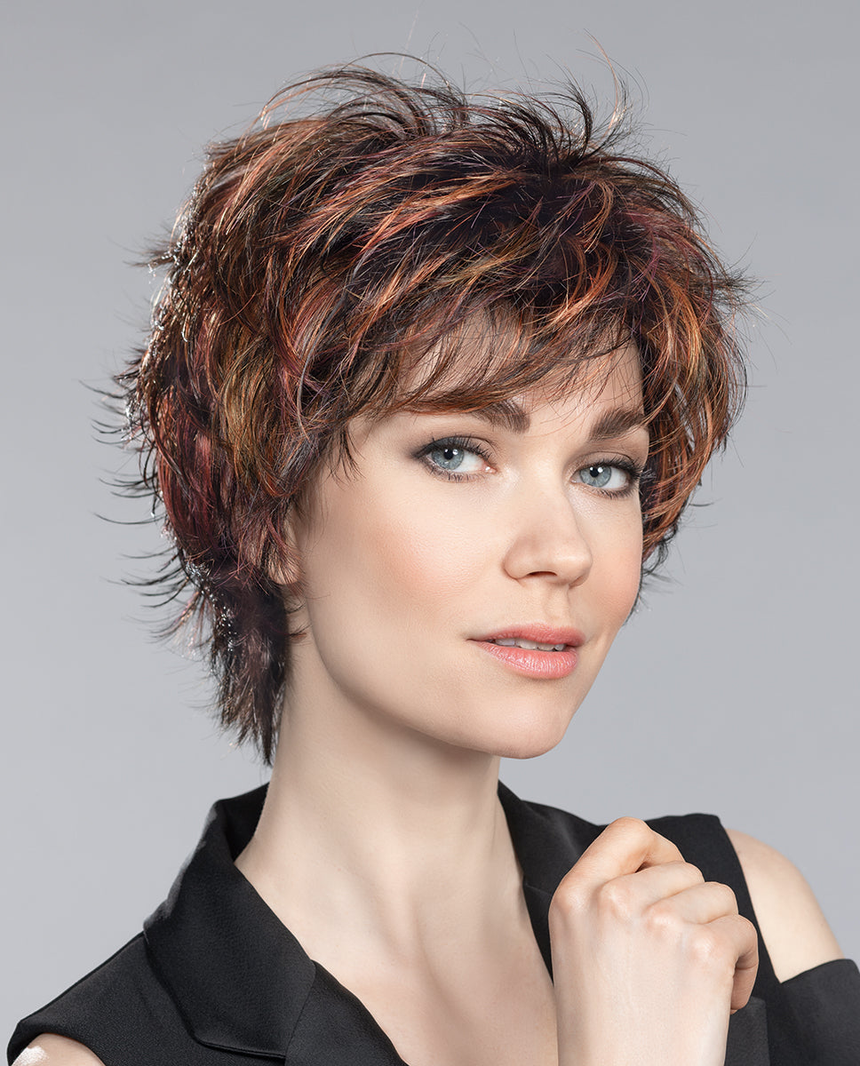 Perruque femme Click de la collection Hair Power, coupe effilée et moderne pour un style dynamique. Convient aux femmes avec pelade ou alopécie. Effet coiffé-décoiffé facile à porter pour un look frais et tendance au quotidien.