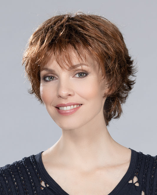 Perruque femme Club 10, courte et effilée, offrant volume à l’arrière et style coiffé-décoiffé. Convient aux femmes avec pelade ou alopécie. Polyvalente, elle accompagne vos looks business ou soirées avec élégance et confort.