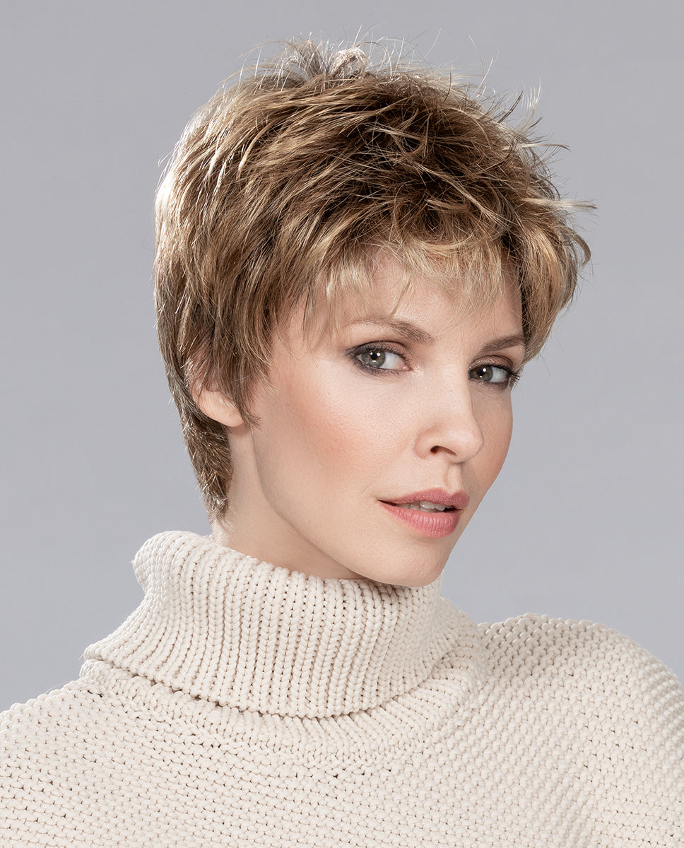 Perruque femme Coco d’Ellen Wille, coupe effilée pour volume et style moderne. Adaptée aux femmes avec pelade ou alopécie. Look jeune, audacieux et énergique, facile à coiffer au quotidien pour un style impeccable sans effort.
