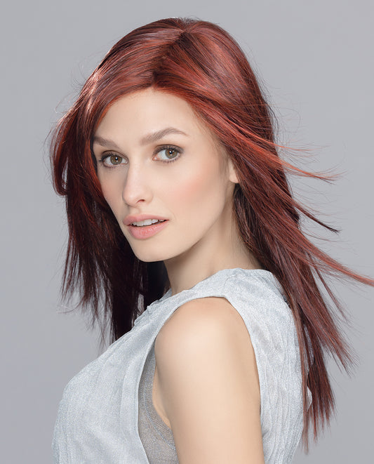 Perruque femme Code Mono de la collection HairPower, longue et synthétique pour un look naturel et élégant. Convient aux femmes avec pelade ou alopécie. Confortable et facile à porter, elle met en valeur la beauté et le style au quotidien.