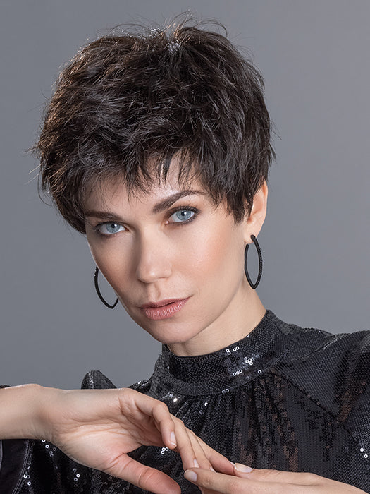 Cette perruque courte moderne d’Ellen Wille, avec mono-filament et dentelle, offre volume, naturel et confort, idéale contre alopécie.