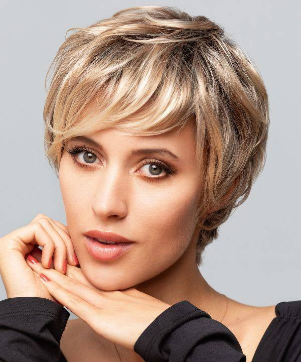 La perruque femme Dallas Mono Lace Deluxe apporte volume et style tout en dissimulant alopécie ou pelade.