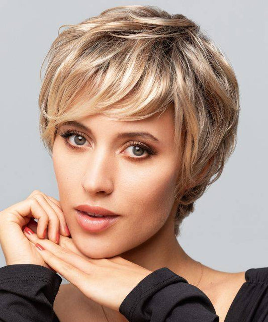 La perruque femme Dallas Mono Lace Deluxe apporte volume et style tout en dissimulant alopécie ou pelade.