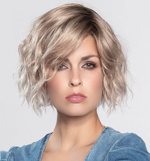 Dance de la collection Perucci d’Ellen Wille est une perruque ondulée qui dissimule naturellement la perte de cheveux due à pelade ou alopécie, avec style et confort.