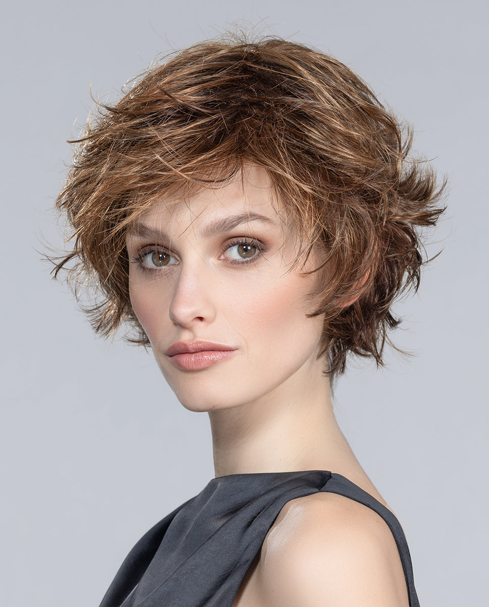 Perruque femme Date, coupe courte dégradée avec pointes effilées pour un look frais et moderne. Convient aux femmes avec pelade ou alopécie. Effet coiffé-décoiffé dynamique et élégant. Utilisez le Conditionner pour sublimer le mouvement.