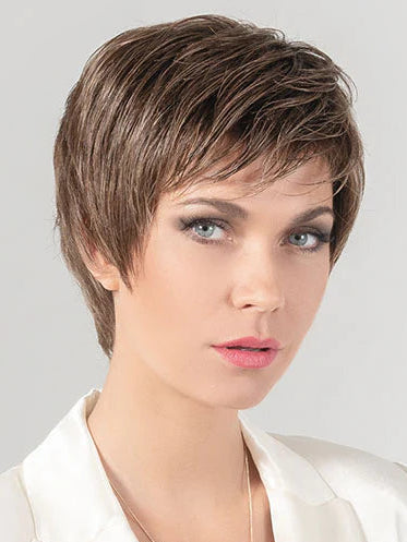 Le modèle Desire d’Ellen Wille convient parfaitement pour pelade et alopécie, avec un pixie élégant offrant flexibilité et naturel.