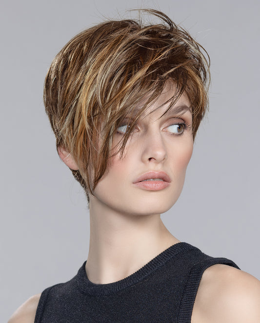 Perruque femme Disc Mono Part d’Ellen Wille, coupe courte dégradée avec frange asymétrique. Convient aux femmes avec pelade ou alopécie. Moderne et fraîche, elle crée un look original et audacieux, parfait pour sublimer votre style au quotidien.