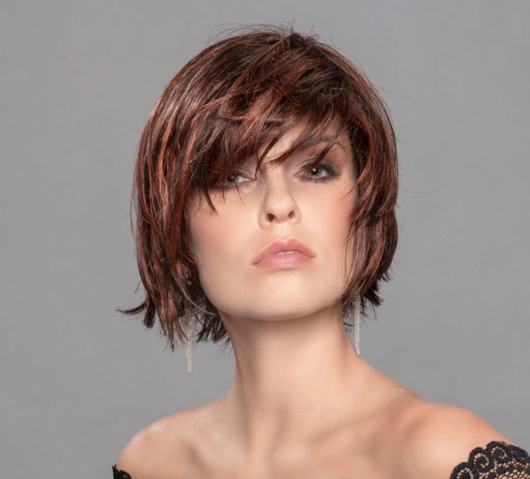 Cette Echo va faire sensation ! Ce style moderne avec sa frange longue offre une coupe séduisante. Son design irrégulier, mais soigné, apporte à cette perruque une allure fraîche et féminine. Echo fait partie de la collection Perucci d'Ellen Wille, dédiée aux perruques de nouvelle génération !