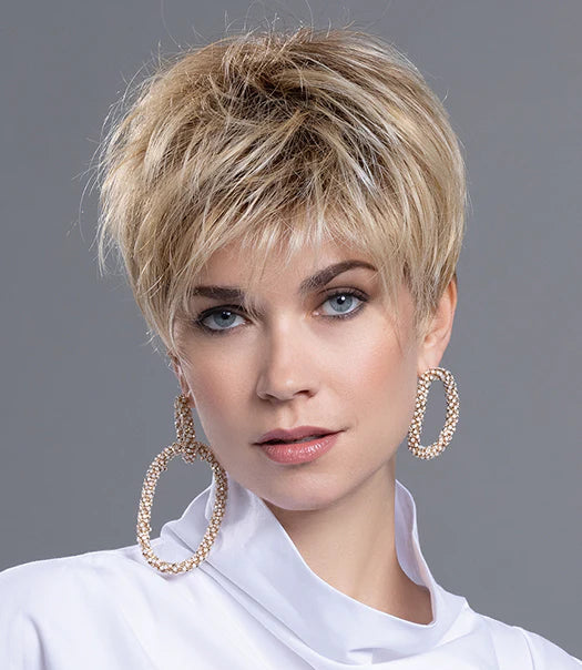 Cette perruque courte en fibre thermorésistante offre volume et style modulable. Idéale pour camoufler pelade ou alopécie.