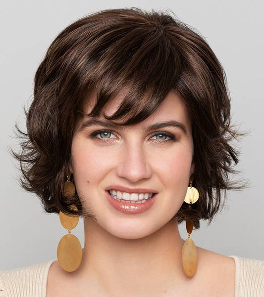 Perruque femme Elegance, carré mi-long raffiné, parfaite pour masquer l’alopécie avec naturel et élégance.