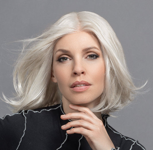 Perruque femme Elegance Mono, coupe mi-longue naturelle. Recommandée pour pelades et alopécie, élégante et facile à porter.