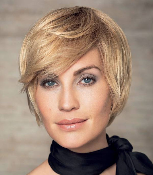 Perruque femme Euro Mix Star, courte et moderne, élégante et naturelle, idéale pour dissimuler l’alopécie avec style.
