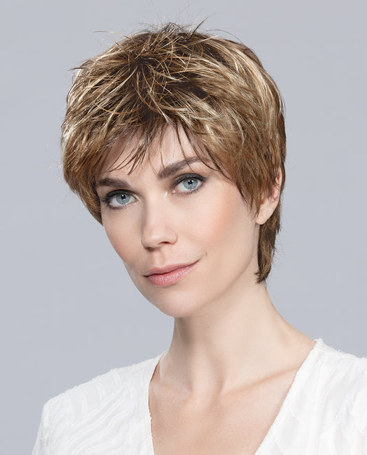 Perruque femme Fair Mono d’Ellen Wille, courte et naturelle, alliant sportivité et féminité. Adaptée aux femmes avec pelade ou alopécie. Nuque et frange effilées pour un look chic et élégant. Parfaite pour toutes les occasions, elle apporte confiance et style au quotidien.