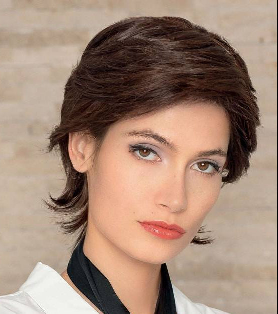 Perruque femme Firenze HH, courte avec frange et nuque allongée, idéale pour masquer la pelade avec élégance.