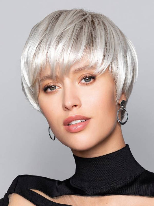 Perruque femme Flirt, volumineuse avec frange, féminine et élégante, parfaite pour cacher la pelade avec style et naturel.