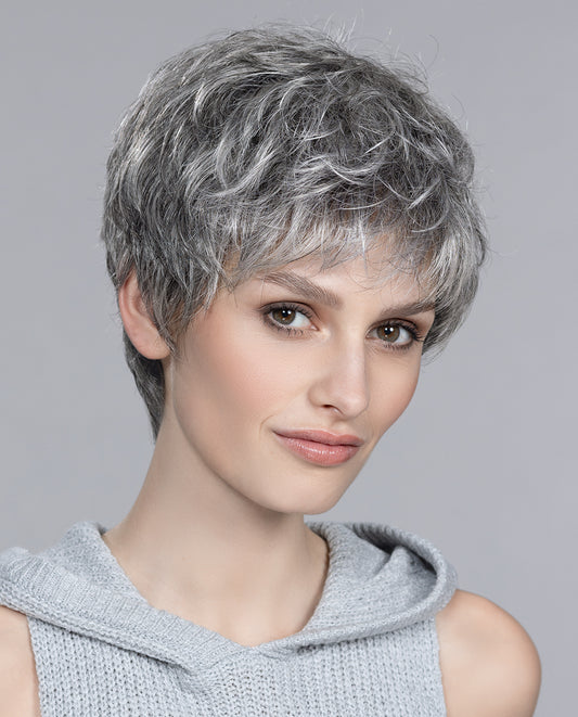 Perruque femme Foxy, coupe courte dégradée et effilée pour un style dynamique et sportif. Convient aux femmes avec pelade ou alopécie. Offre un look frais, naturel et facile à porter au quotidien.