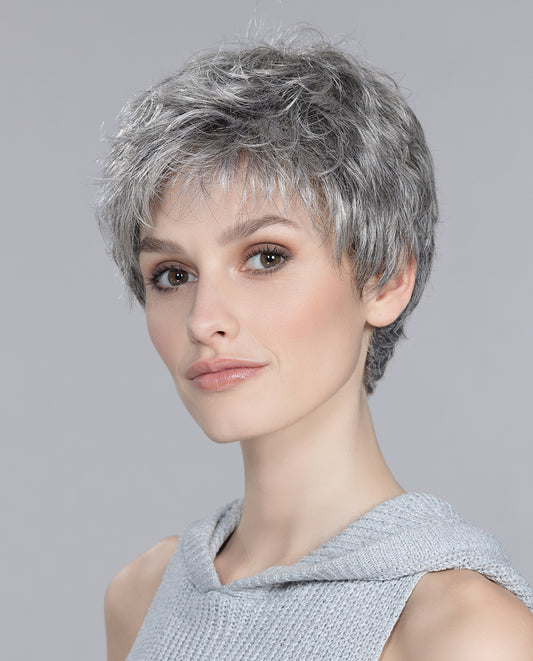 Perruque femme Foxy Small, coupe courte dégradée et effilée pour un style dynamique et sportif. Adaptée aux femmes avec pelade ou alopécie. Offre un look frais, naturel et facile à porter au quotidien.