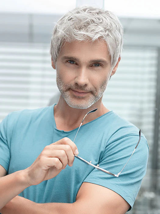 Perruque homme George 5-Stars d’Ellen Wille, coupe courte et sportive pour un confort optimal. Adaptée aux hommes avec pelade ou alopécie. Bonnet fait main pour mouvement naturel et douceur. Front en dentelle pour une ligne de cheveux discrète et coiffage facile. Idéale pour masquer calvitie ou perte de cheveux.