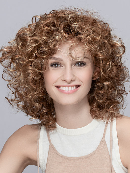 Perruque femme Jamila Plus d’Ellen Wille, mi-longue avec boucles rebondissantes et volume généreux. Idéale pour les femmes avec pelade ou alopécie. Bordure en dentelle de tempe à tempe pour ligne de cheveux naturelle et coiffures polyvalentes.