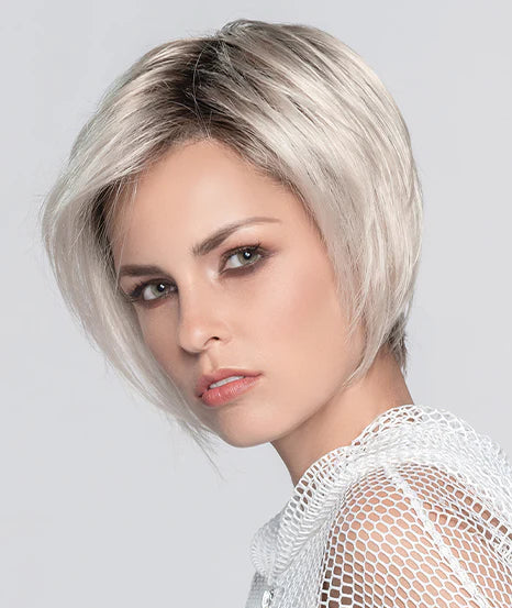 Java d’Ellen Wille est une perruque moderne qui dissimule parfaitement la perte de cheveux due à pelade ou alopécie, avec élégance et style.