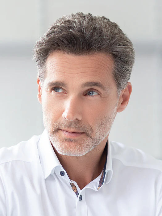 Prothèse capillaire homme Jay d’Ellen Wille, look épuré et intemporel. Adaptée aux hommes avec pelade ou alopécie. Fibres synthétiques résistantes à la chaleur.