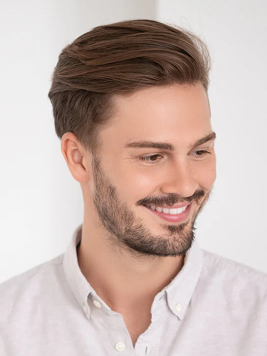Postiche homme Jet d’Ellen Wille, base en dentelle fine avec contour cousu pour ajustement personnalisé. Adaptée aux hommes avec pelade ou alopécie. Cheveux entièrement noués à la main avec knotting freestyle pour séparations multidirectionnelles et look naturel.