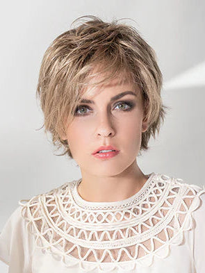 La perruque Joy d’Ellen Wille convient parfaitement pour pelade et alopécie, offrant confort, légèreté et un style court naturel et sophistiqué.