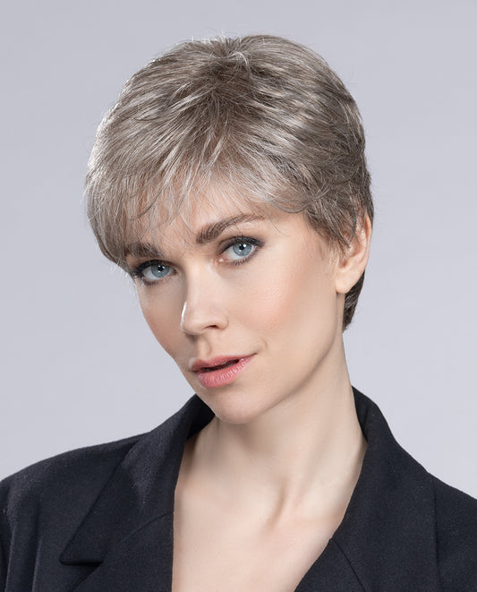 Perruque femme Light Mono d’Ellen Wille, coupe courte classique avec nuque et pattes allongées. Idéale pour les femmes avec pelade ou alopécie. Frange délicate pour un look sobre et traditionnel, facile à porter au quotidien.