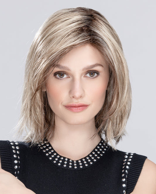 Perruque femme Limit Mono Part d’Ellen Wille, longueur épaule et look tendance. Parfaite pour les femmes avec pelade ou alopécie. Bordure en dentelle et raie en mono-filament pour ligne de cheveux naturelle et style plein de caractère.