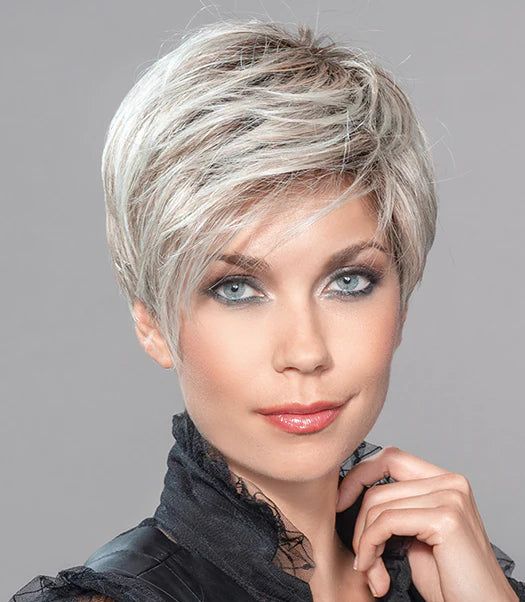 Le modèle Link d’Ellen Wille dissimule élégamment la perte de cheveux liée à pelade ou alopécie, pour un style moderne et raffiné.