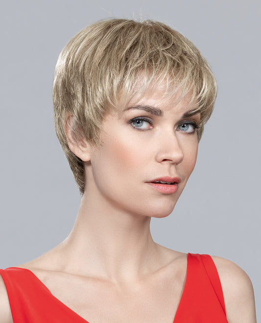 Perruque femme Liza Small Deluxe, courte, légère et confortable. Adaptée aux femmes avec pelade ou alopécie. Chic et sportive, elle combine douceur et naturel, facile à entretenir pour un usage quotidien.