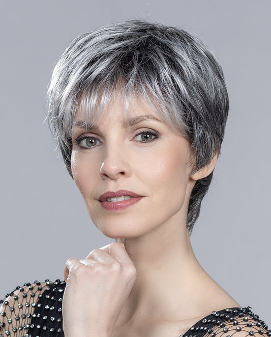 Perruque femme Love Comfort de Hair Power, coupe fraîche et douce pour un style jeune et féminin. Adaptée aux femmes avec pelade ou alopécie. Pattes et dessus effilés pour volume naturel, nuque courte pour look chic et sportif.